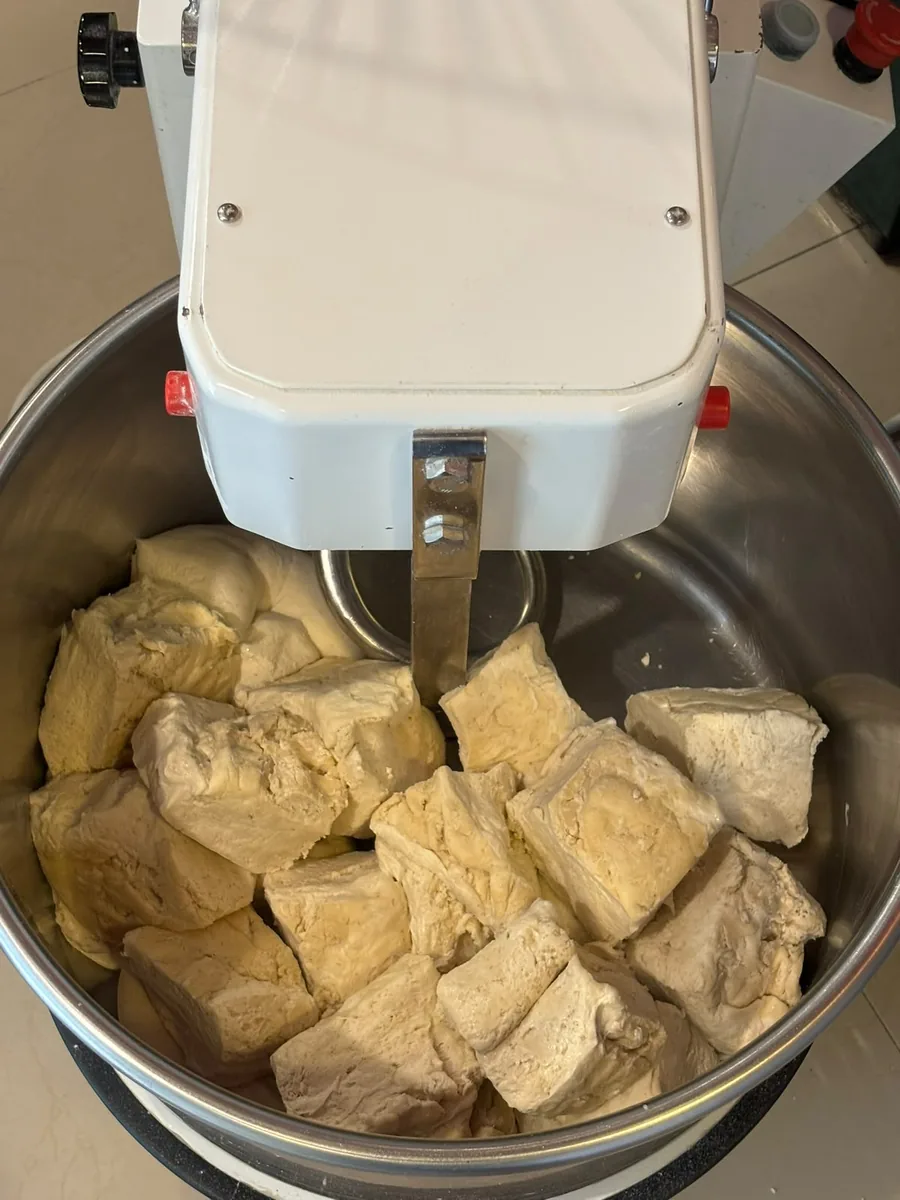 Amasado de la masa final de pizza incorporando la biga madura en la amasadora