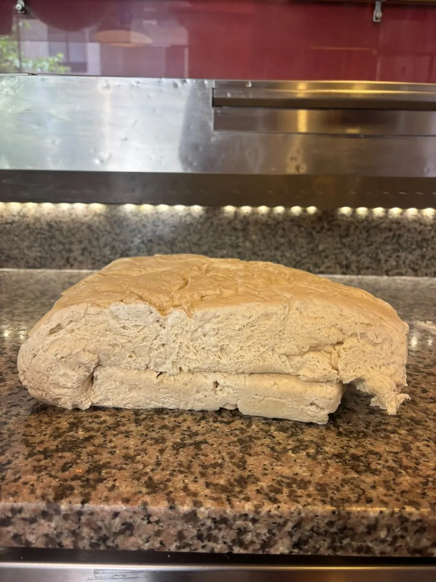 Biga madura para pizza tras la fermentación, con alveolos y estructura desarrollada