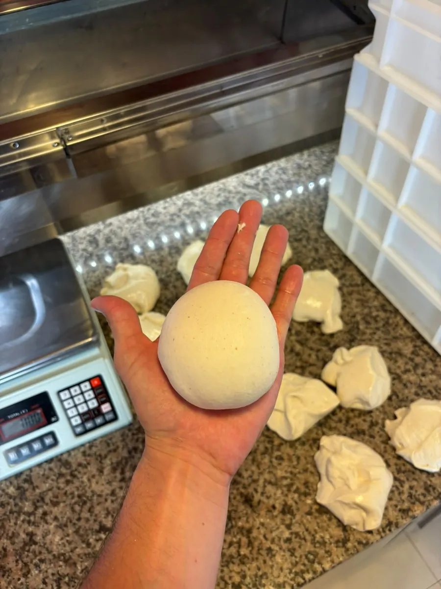 Bola de masa de pizza napolitana fermentada en su punto — hinchada y lista para estirar